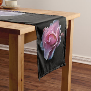 Herrliche rosa Rose auf Schwarzem Kurzer Tischläufer