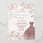 Herrliche Rose Gold Blätter Blush Dress Quinceaner Folieneinladung (Vorderseite)
