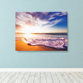 Herrliche Wellen an einem Sandstrand und Sonnenunt Leinwanddruck (Insitu (Holzboden))