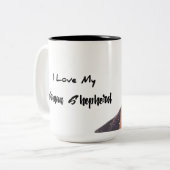 Herrlicher Schäferhund im Schnee Zweifarbige Tasse (Vorderseite Links)