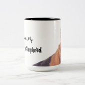 Herrlicher Schäferhund im Schnee Zweifarbige Tasse (Mittel)