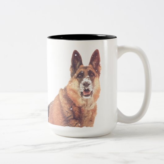 Herrlicher Schäferhund im Schnee Zweifarbige Tasse (Rechts)