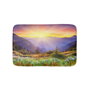 Herrlicher Sonnenuntergang in der Berglandschaft Badematte