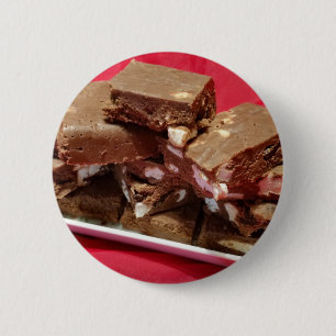 Herry Chocolate Marshmallow Fudge auf einer Platte Button