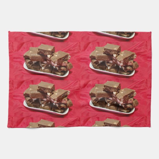 Herry Chocolate Marshmallow Fudge auf einer Platte Geschirrtuch (Horizontal)
