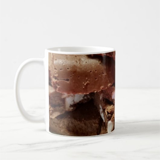 Herry Chocolate Marshmallow Fudge auf einer Platte Kaffeetasse (Links)