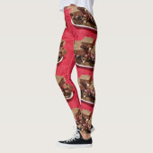 Herry Chocolate Marshmallow Fudge auf einer Platte Leggings (Links)