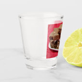 Herry Chocolate Marshmallow Fudge auf einer Platte Schnapsglas (Links)