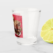 Herry Chocolate Marshmallow Fudge auf einer Platte Schnapsglas (Rechts)