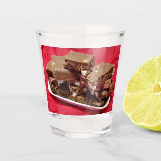 Herry Chocolate Marshmallow Fudge auf einer Platte Schnapsglas (Vorderseite)