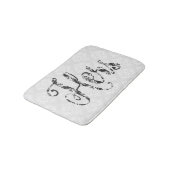 Hers-Black Moderner Text & White Damaskus Badematte (Schrägansicht)