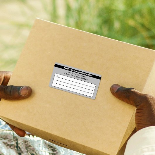 Hervorhebung des Firmennamens auf der grauen Versa