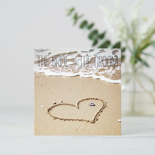 Herz am Strand Hochzeitseinladung Einladung (Stehend Vorderseite)