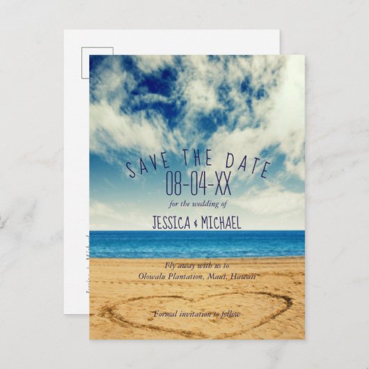 Herz auf dem Sandstrand speichern Sie die Daten Ankündigungspostkarte (Vorne/Hinten)