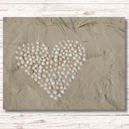 Herz aus Muscheln am Strand Postkarte