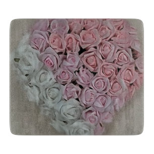 Herz aus rosa und weißen Rosen Schneidebrett