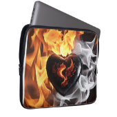 Herz aus Stein inmitten von Flammen Laptopschutzhülle (Vorne Rechts)