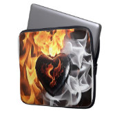 Herz aus Stein inmitten von Flammen Laptopschutzhülle (Vorderseite Links)