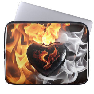 Herz aus Stein inmitten von Flammen Laptopschutzhülle