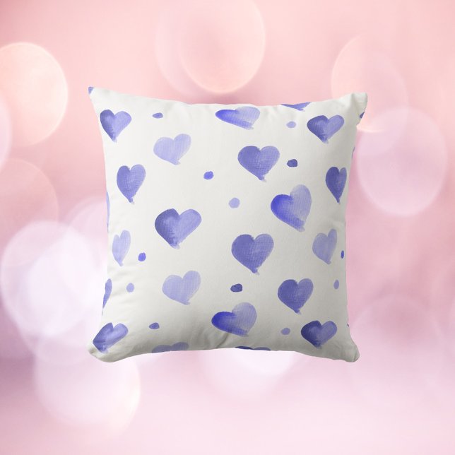 Herz-blaues Wasserfarbmuster Kissen (A throw pillow with a cute watercolor heart and polka dot pattern done in blue.)