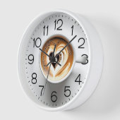 Herz Cappuccino im Weißen Cup Uhr (Winkel)