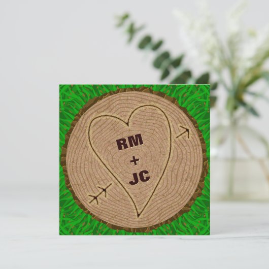 Herz Carved Initials Wood Tree Rings Wedding Einladung (Stehend Vorderseite)