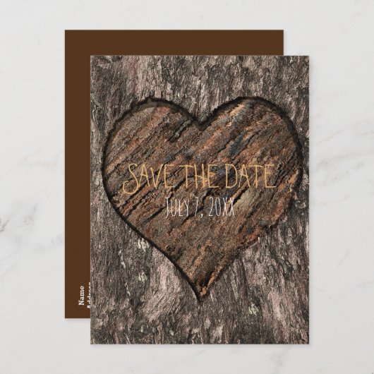 Herz Carved Tree Trunk Rustikal Save the Date Ankündigungspostkarte (Vorne/Hinten)