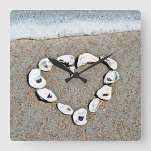 Herz der Muscheln an der Stranduhr Quadratische Wanduhr