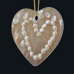 Herz der weißen Muscheln, Liebe des Sommers Beach Keramik Ornament<br><div class="desc">Herz der weißen Muscheln,  Liebe des Sommers Beach</div>