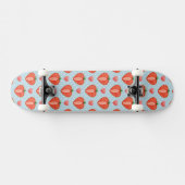 Herz-Erdbeeren mit Tupfen und Herzen Skateboard (Horizontal)