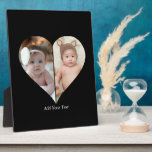 Herz geformt 2 Foto Collage Fotoplatte<br><div class="desc">Dieses Design in Form eines Custom Heart Shaped Fotos arrangiert wunderbar Ihre Lieblings-Erinnerungen in Herzform und symbolisiert Liebe und Verbindung. Dieses Design ist perfekt für besondere Anlässe wie Jubiläen, Hochzeiten oder Valentinstag geeignet und hebt Ihre gepflegten Momente aussagekräftig und kunstvoll hervor. Sein einzigartiges Layout schafft einen visuell faszinierenden Sake, der...</div>
