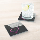 Herz-geformte Leu auf schwarzem Sand-Strand Glasuntersetzer (Schrägansicht)