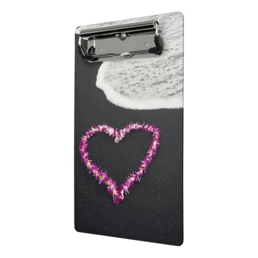 Herz-geformte Leu auf schwarzem Sand-Strand Mini Klemmbrett (Gewinkelt2)