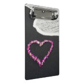 Herz-geformte Leu auf schwarzem Sand-Strand Mini Klemmbrett (Schrägansicht)