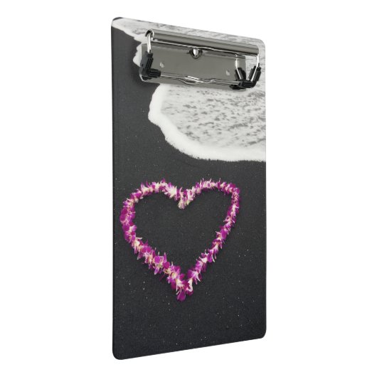 Herz-geformte Leu auf schwarzem Sand-Strand Mini Klemmbrett (Schrägansicht)