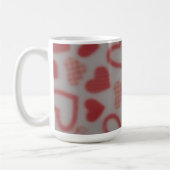Herz gemusteter Becher anders als andere Kaffeetasse (Links)