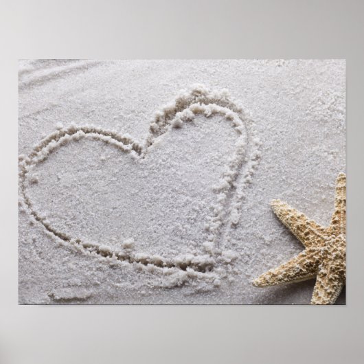 Herz Gezeichnet in Sand at Beach w Starfish Templa Poster (Vorne)