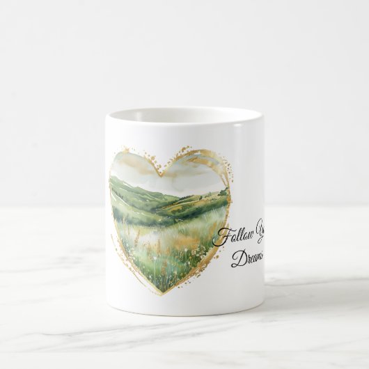 Herz Gold Grüne Gras Hügel Kaffeetasse (Mittel)