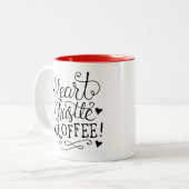 Herz-Hustle-Kaffee Zweifarbige Tasse (Vorderseite Links)