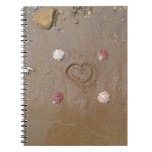 Herz im Sand mit Muscheln Notizblock