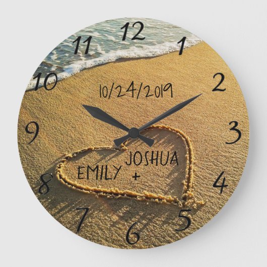 Herz im Sand-Strand-Ufer-tropischen Meerblick Große Wanduhr (Vorderseite)