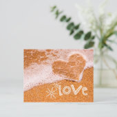 Herz im Sand. Valentinstag Feiertagspostkarte (Stehend Vorderseite)