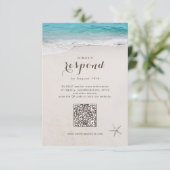Herz im Sandstrand Hochzeit QR-Code RSVP Karte (Stehend Vorderseite)