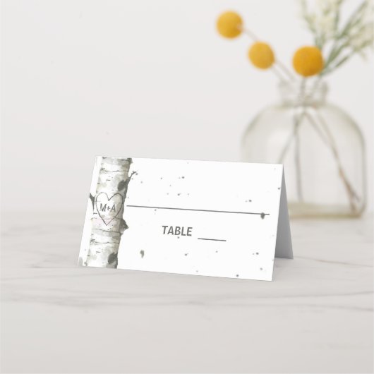 Herz in Bäumen mit Initialen Hochzeiten Platzkarte (Vorderseite)