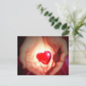 Herz in den Händen Postkarte (Stehend Vorderseite)