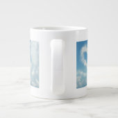 Herz in den Wolken, blauer Himmel-romantischer Jumbo-Tasse (Rückseite)