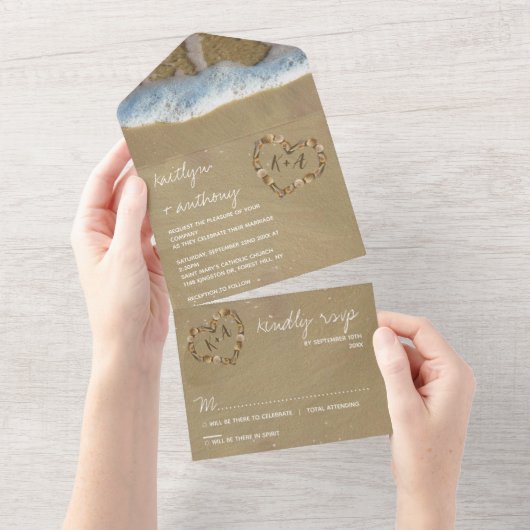 Herz in der Sandstrandhochzeit All In One Einladung (Abreißen)