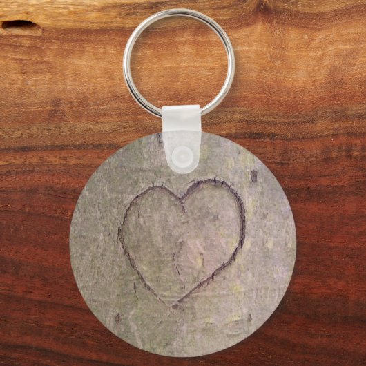 Herz in einem Baum gemeißelt Schlüsselanhänger (Vorderseite)