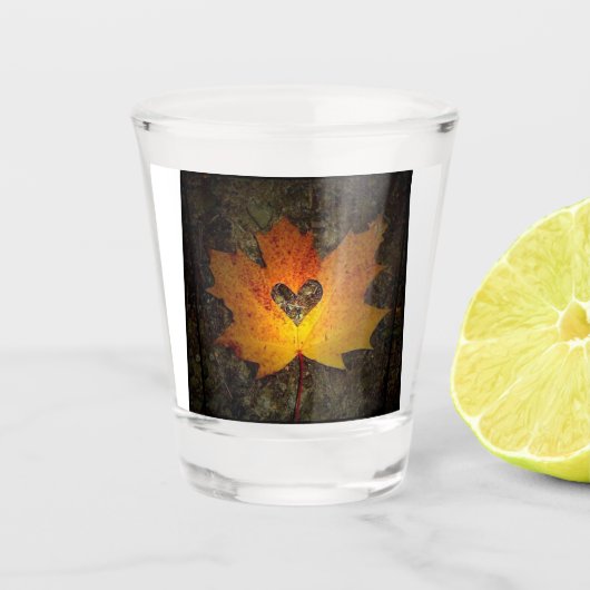 "HERZ IN EINER LEAF" AUTUMENSCHUHE SCHNAPSGLAS (Vorderseite)