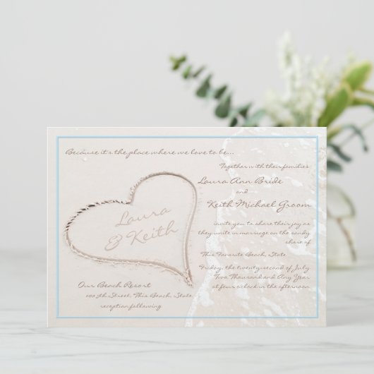 Herz in Sand Beach Hochzeit Einladung (Stehend Vorderseite)